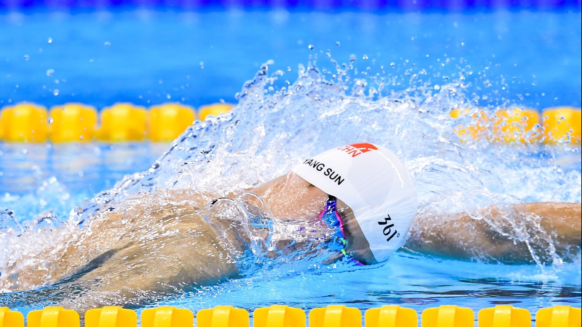 独行侠轻取掘金，文班亚马在F1新赛季揭幕战接管比赛